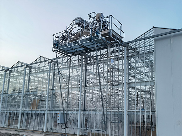 Greenhouse with Roof Cleaning Machine
