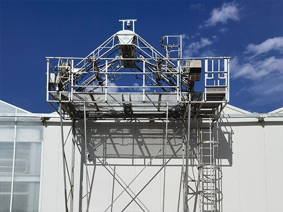 Greenhouse with Roof Cleaning Machine